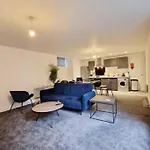 Free Parking - Stunning 2-Br Near Salford Royal